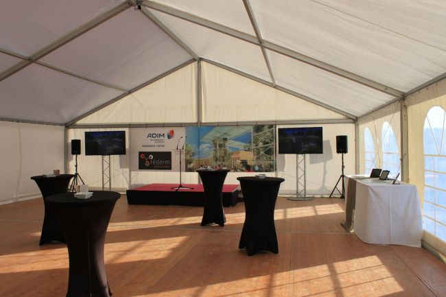 scène pour des discours dans la tente prés du Havre